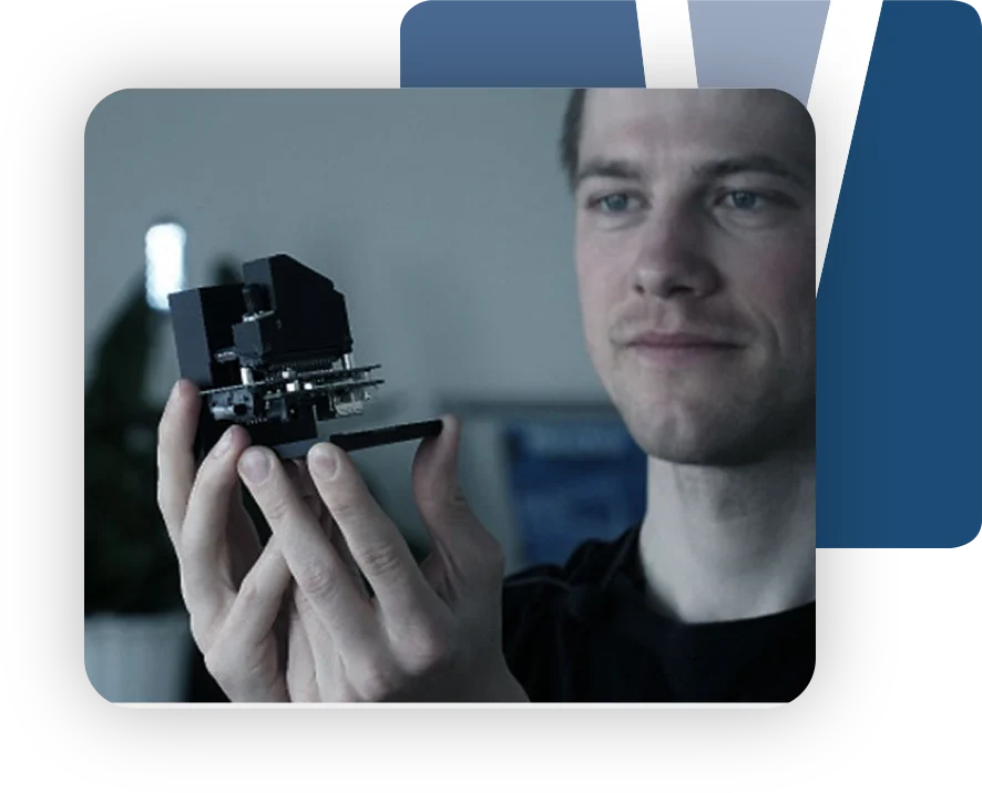 Mitarbeiter hält Spektrometer mit integriertem Transmissionsgitter